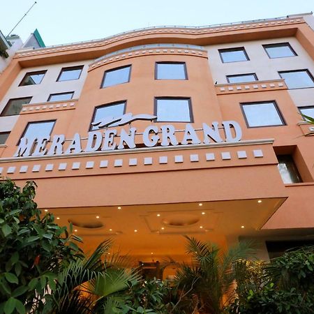 Hotel Meraden Grand Варанаси Экстерьер фото