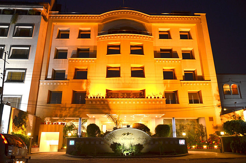 Hotel Meraden Grand Варанаси Экстерьер фото